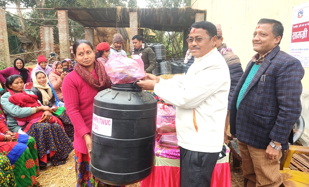 बारबर्दिया नगरका कृषकहरुलाई कृषिजन्य सामाग्री 