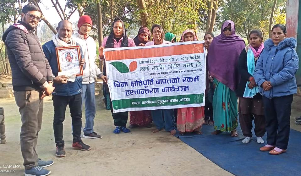 विमा बापतको चेक मृतकका परिवारलाई हस्तान्तरण